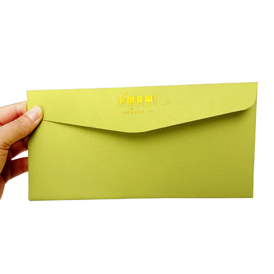 Envelope feito sob encomenda do vale-oferta da grama A9 verde para o convite do banquete de casamento